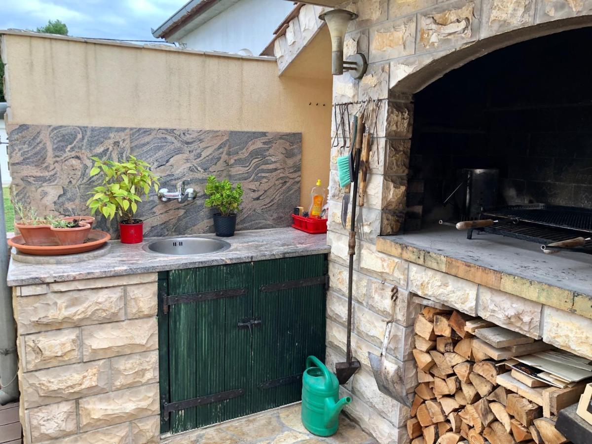 Apartments Pine & Oak With Shared Seasonal Hot Tub Privlaka  Exterior foto